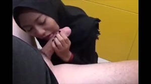 Hijab Cantik Nyepong Kontol Bule Demi Uang